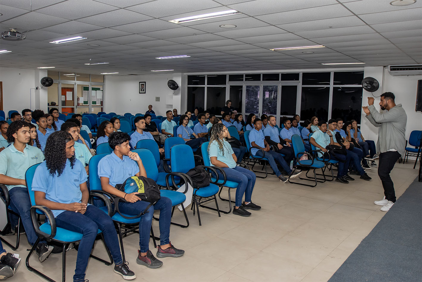 Jovens do programa Nova Vida participam de palestra na Cidade Universitária