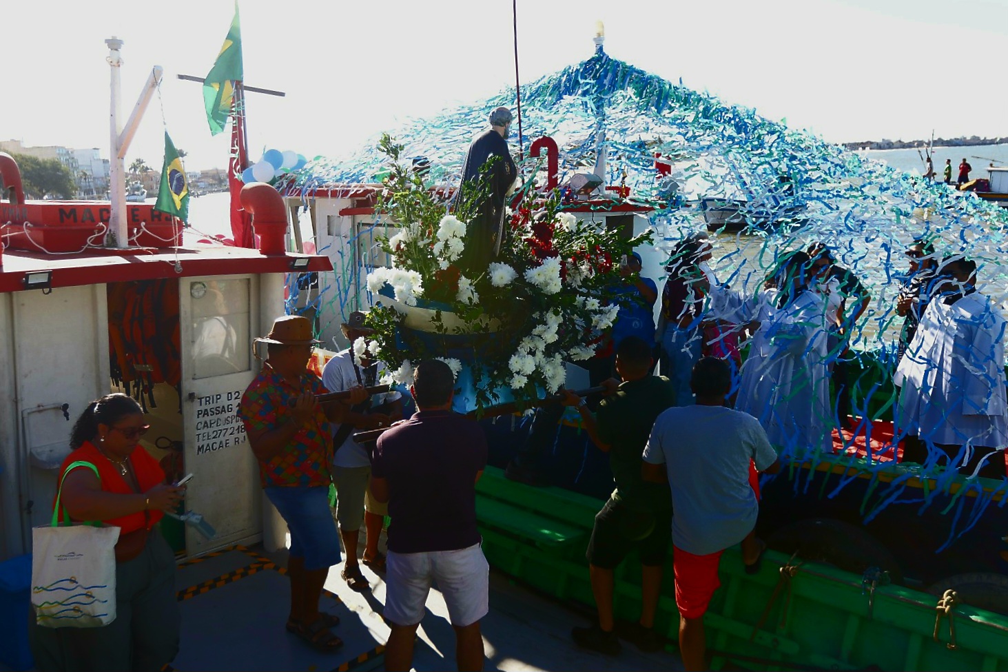 Procissão marítima emociona fiéis na Festa de São Pedro em Macaé