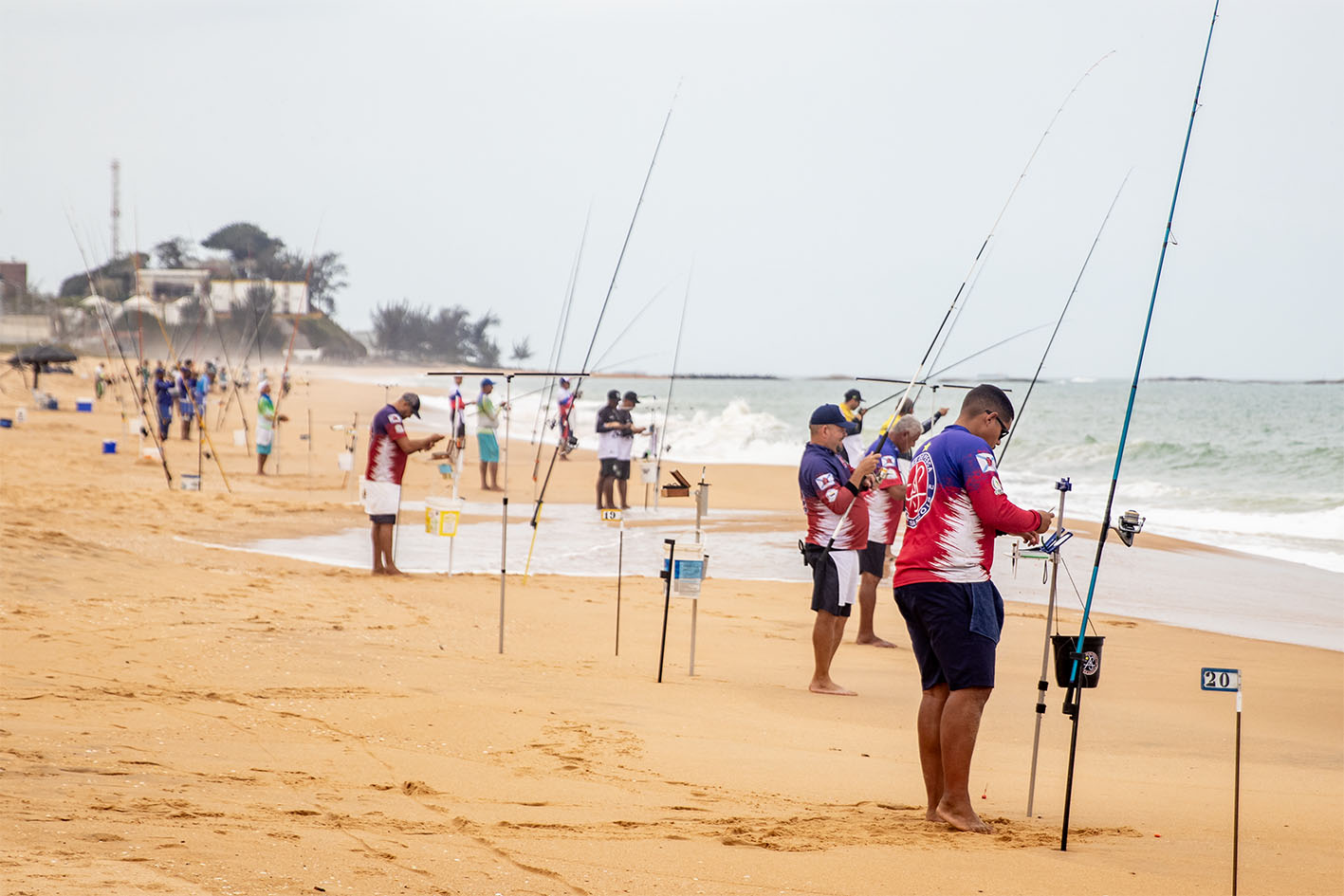 4º Macaé Open Surfcasting 2025 recebe 100 pescadores na Praia Campista