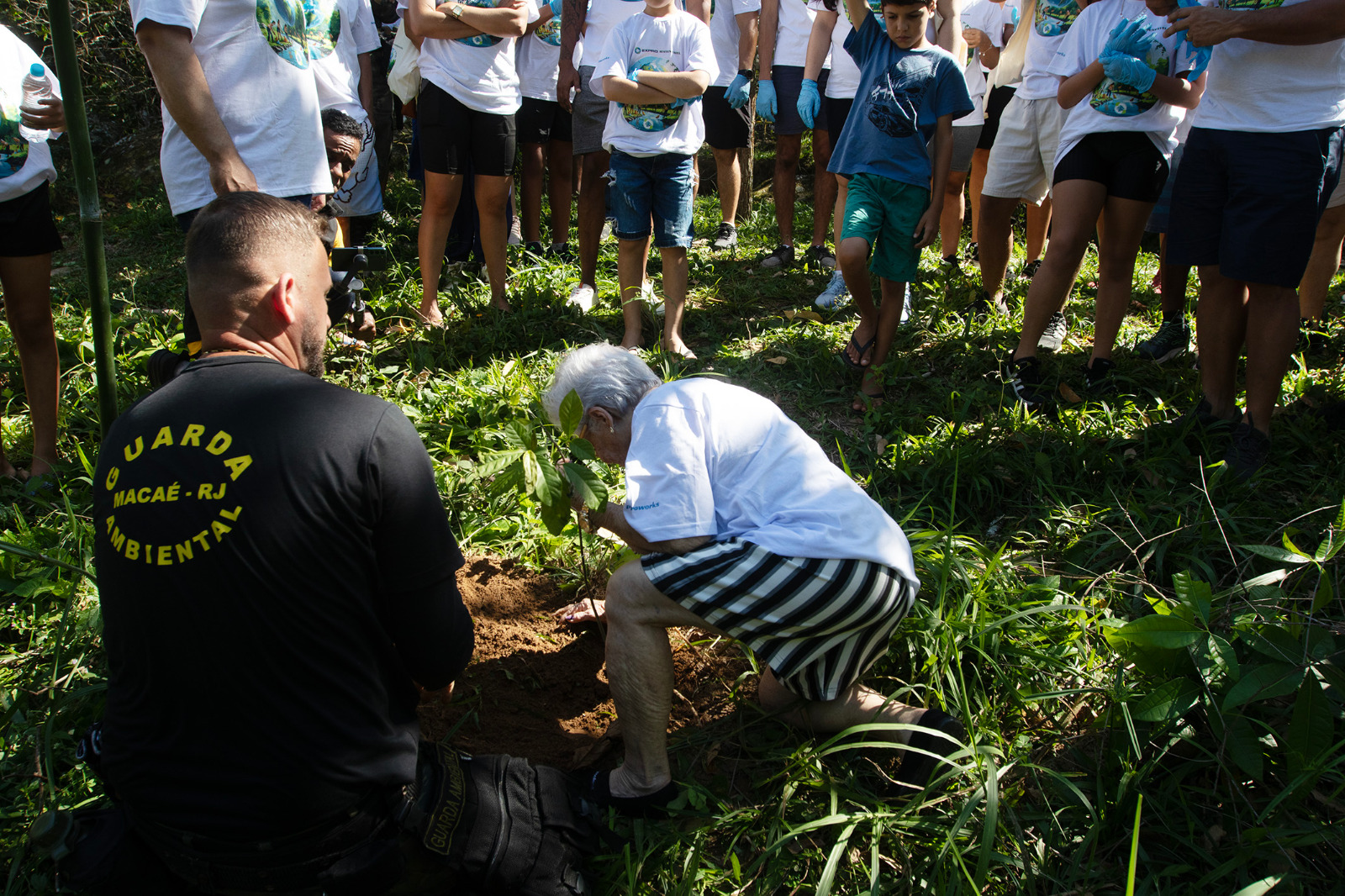 Guarda Ambiental celebra 14 anos de atividades com plantio de mudas e limpeza de rio em Glicério