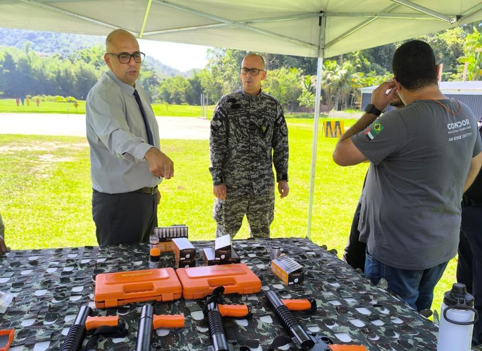 Guardas municipais recebem capacitação de instrutores para manuseio de armas não letais