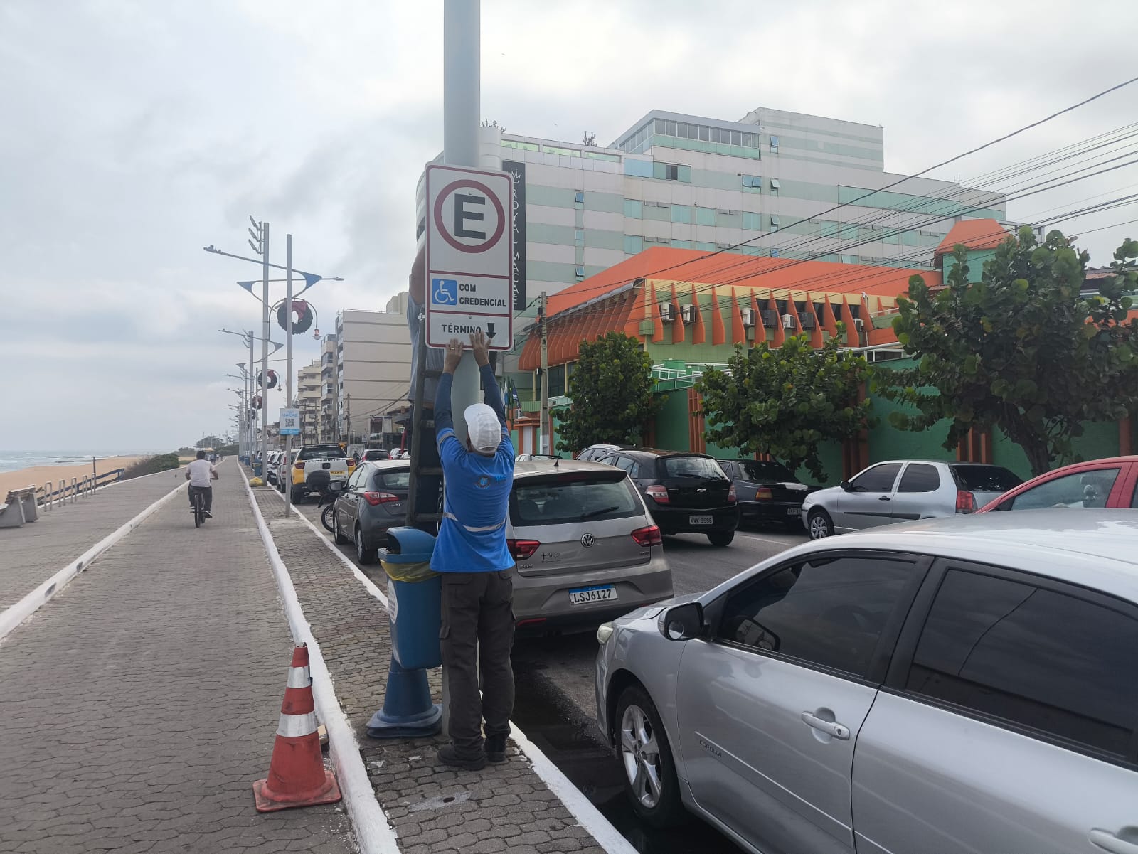 Vagas especiais para idosos e pessoas com deficiência são instaladas próximo à Vila do Noel