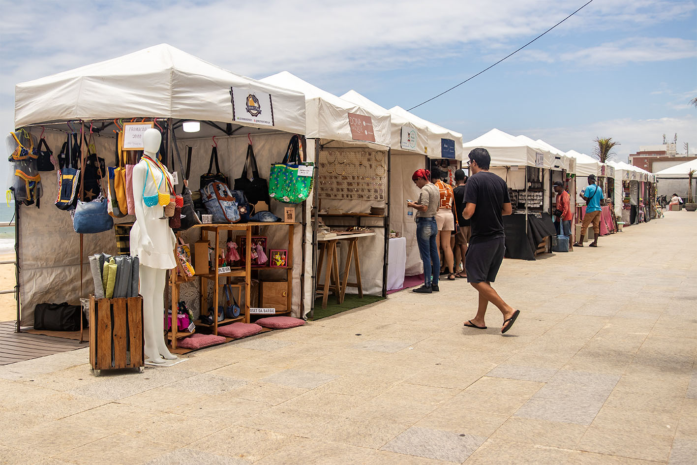 Feira de Artesanato segue na Praia dos Cavaleiros com opções de presentes para o Natal
