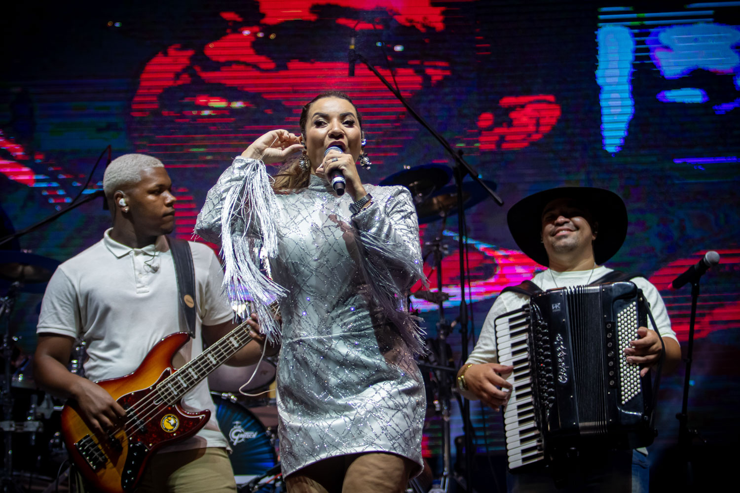 Érica Carvalho leva sertanejo, axé e releituras cheias de energia ao Réveillon da Praia dos Cavaleiros