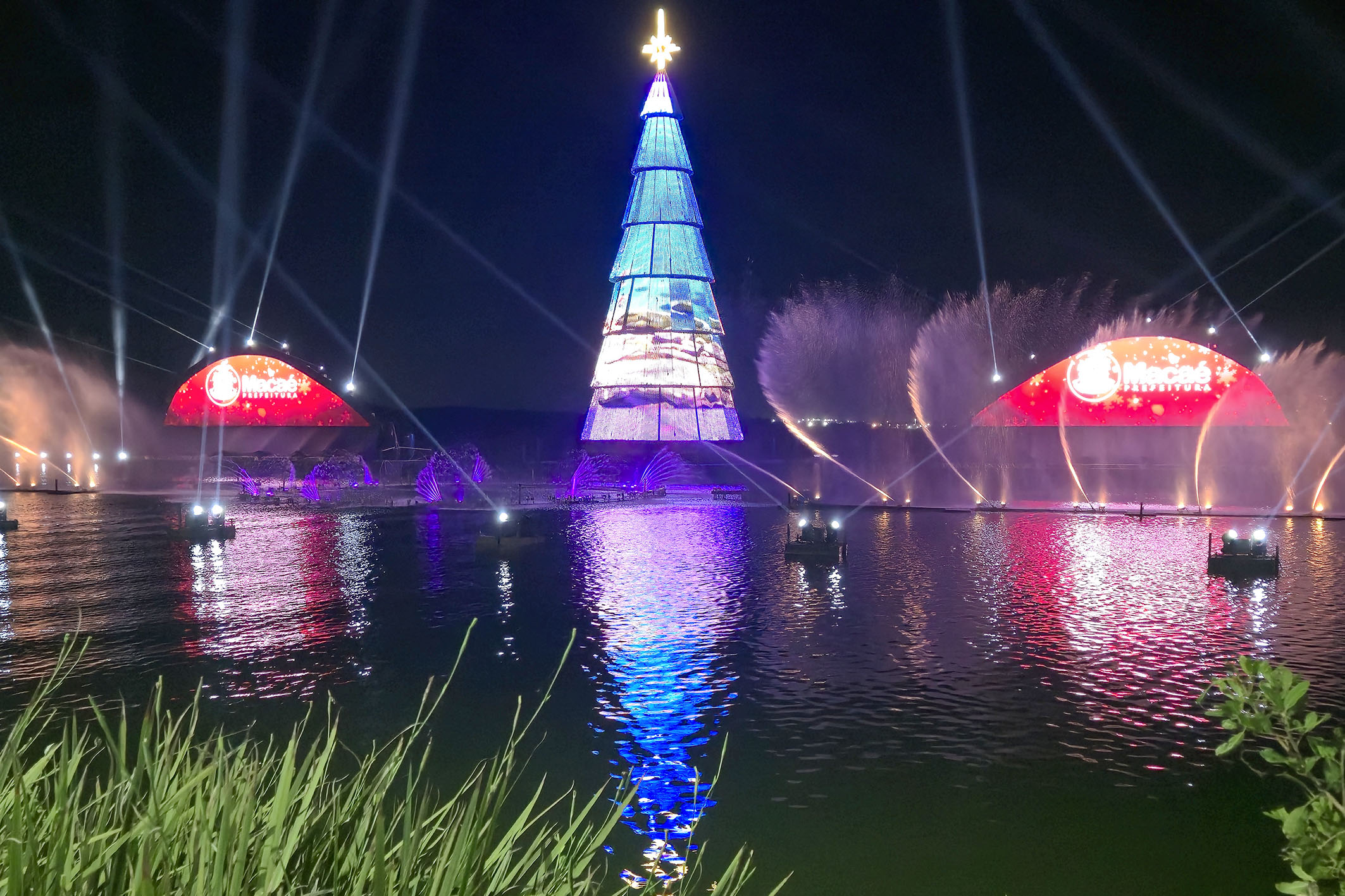 Na reta final da temporada, espetáculo das Águas Dançantes ilumina a Lagoa de Imboassica