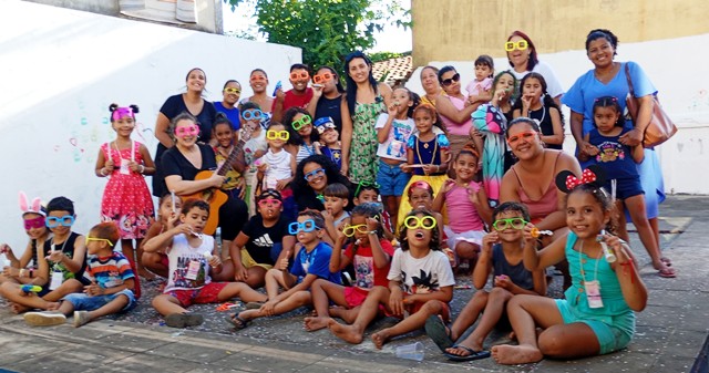 Colônia de férias Conviver Feliz tem dia celebra o Carnaval