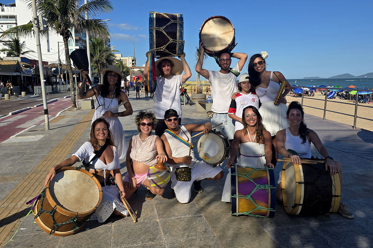 Tambores, cores e ancestralidade: Maracatu transforma Cavaleiros em espetáculo pulsante no Carnaval da Alegria em Macaé
