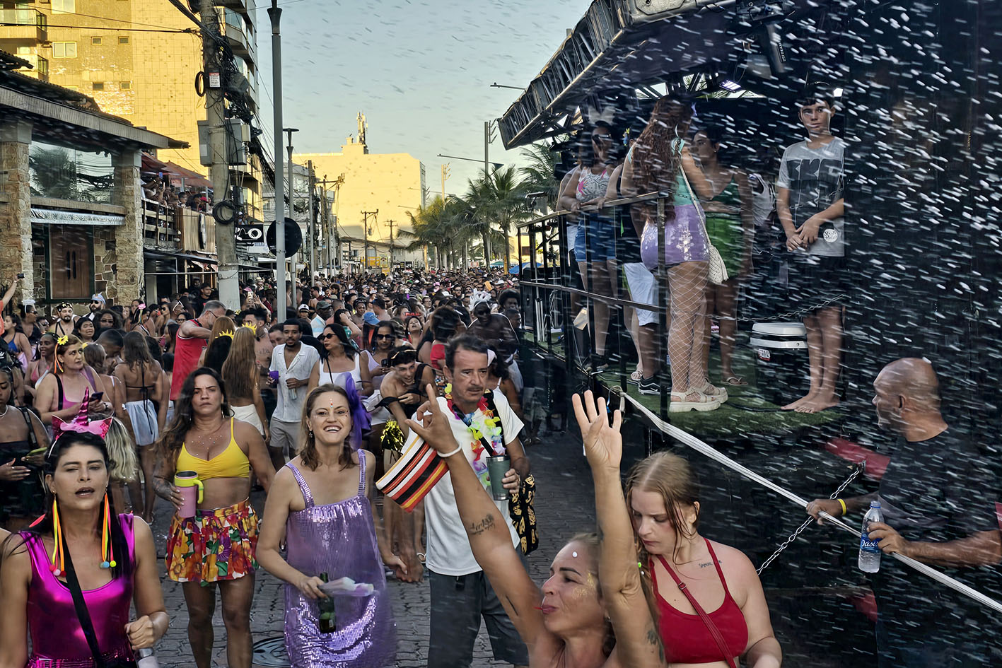 Batukada Brasil anima foliões no domingo de Carnaval
