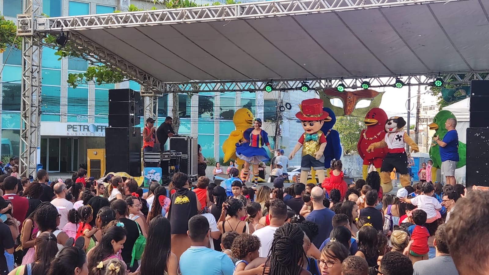 Bento e Totó encantam crianças na matinê do Carnaval da Alegria na Imbetiba