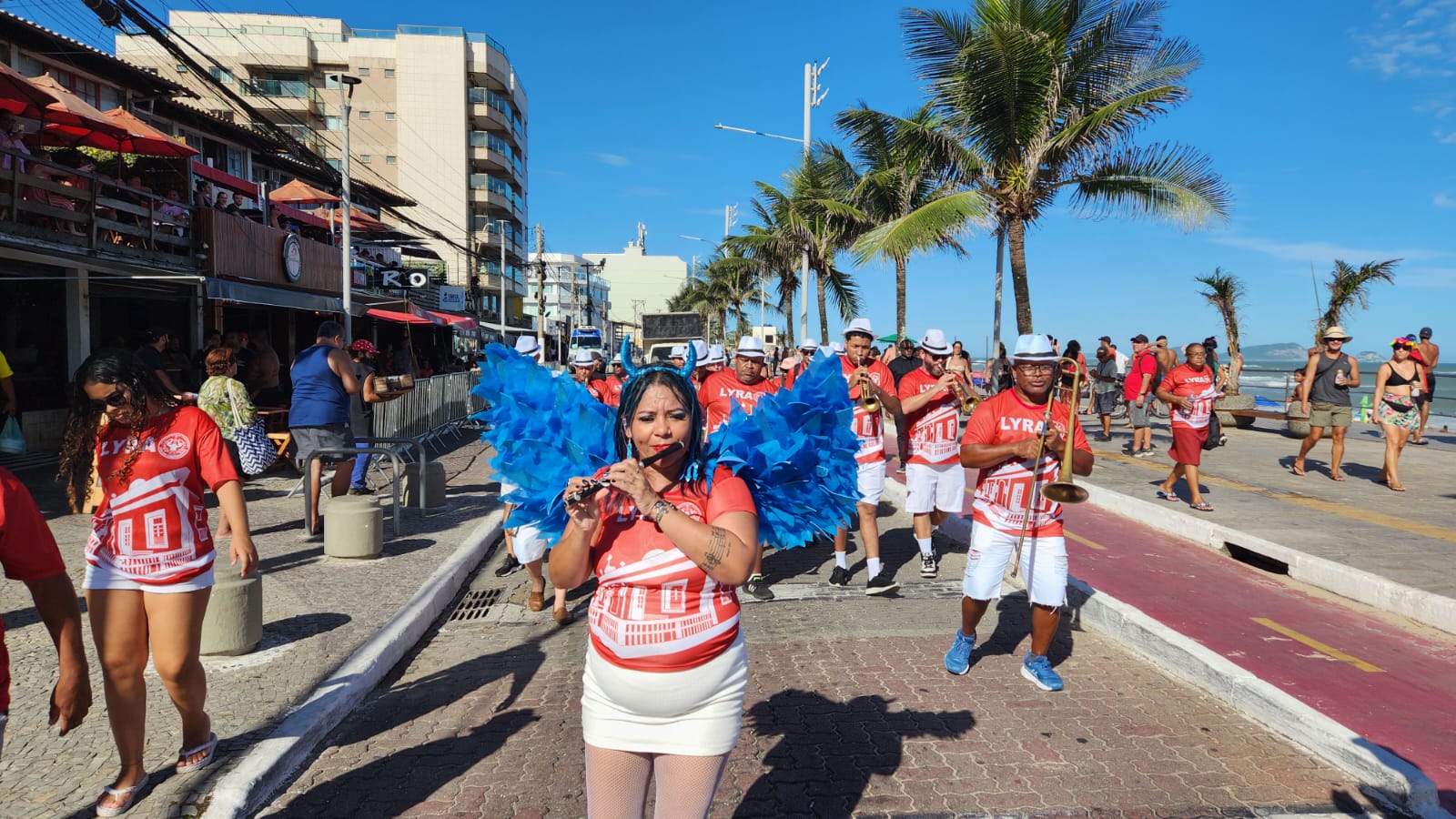 Cortejo Charanga Lyra e trio elétrico de Kynnie Williams se apresentam na Praia dos Cavaleiros