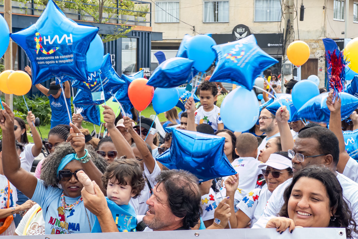 Caminhada pelo Dia Mundial de Conscientização do Autismo mobiliza famílias e reforça mensagem de amor e respeito em Macaé