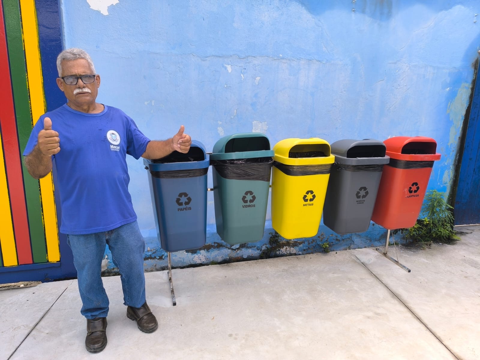 Educação Ambiental: Escolas municipais recebem contentores seletivos