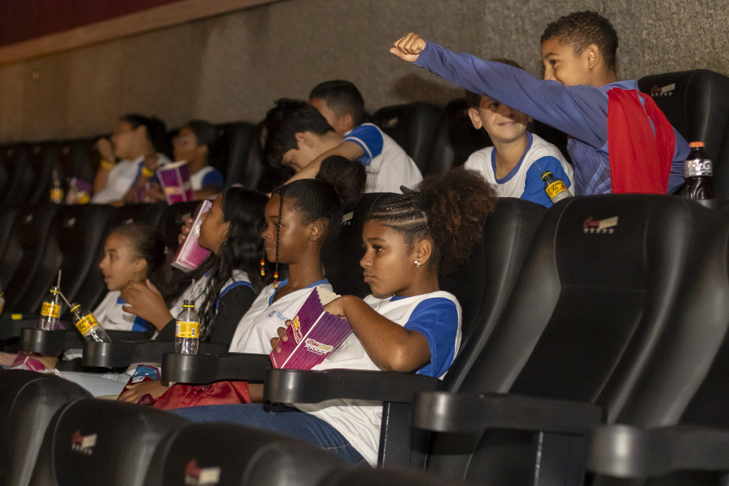 Cinema une lazer e aprendizado para alunos da Escola Municipal Neuza Maria de Almeida