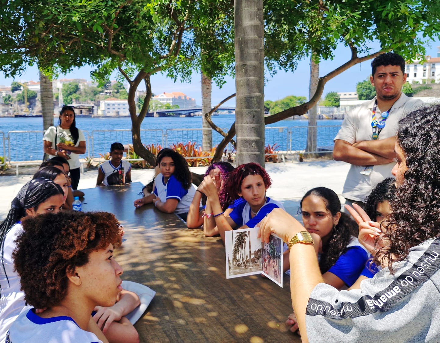 Aula passeio leva alunos da Escola Municipal Paulo Freire ao Museu do Amanhã e ao Planetário